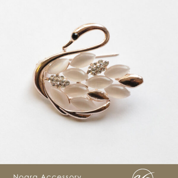 گل سینه قو نقره ای